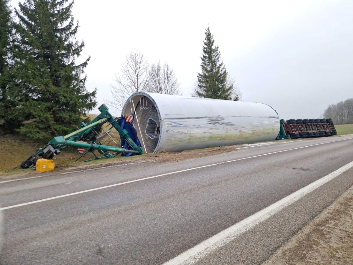 Nuvirto sunkvežimis su vėjo elektrinės detale / Nuotr. Telšių žinios
