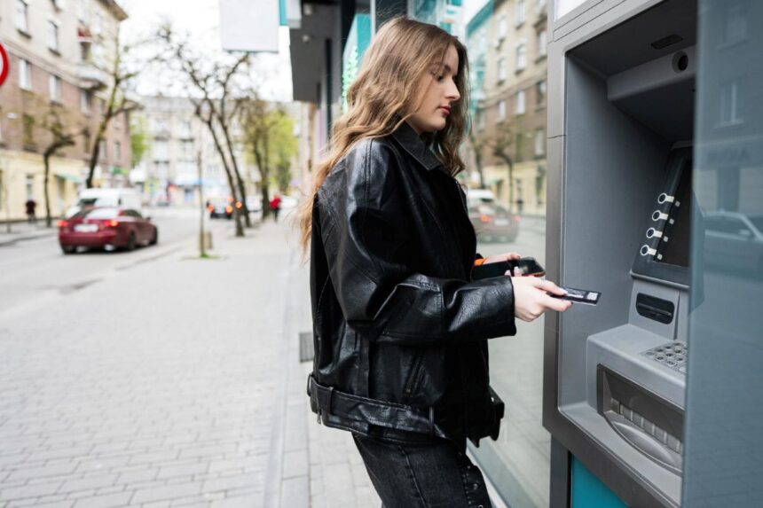 PIN kodo vedimas bankomate