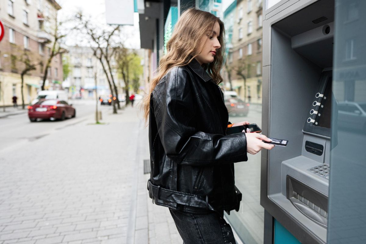 PIN kodo vedimas bankomate