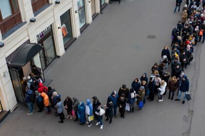 Rusai stovi eilėse prie bulvių