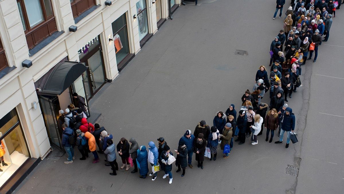 Rusai stovi eilėse prie bulvių