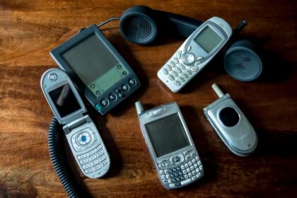 Seni telefonai verti krūvos pinigų