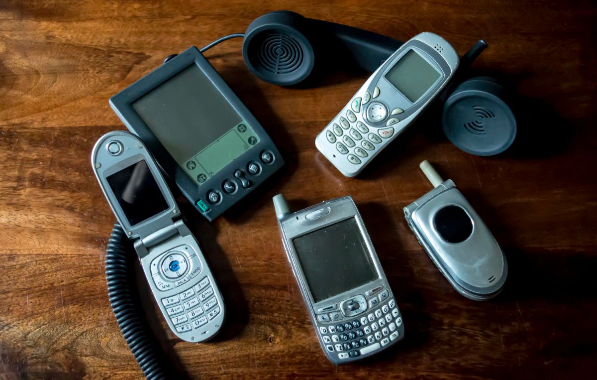Seni telefonai verti krūvos pinigų