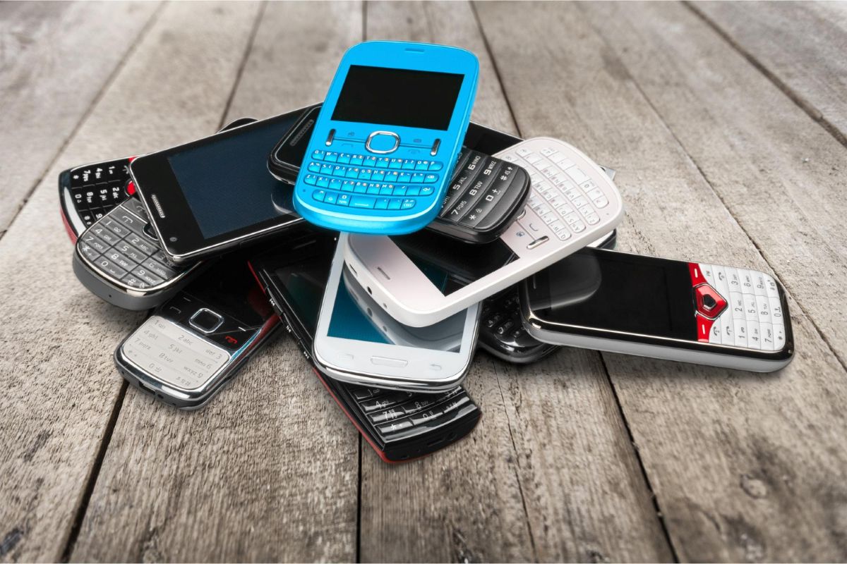 Seni telefonai vis dar verti didelių pinigų