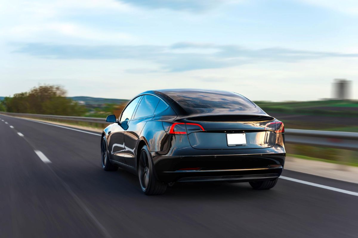 Stipriai krito Tesla akcijos