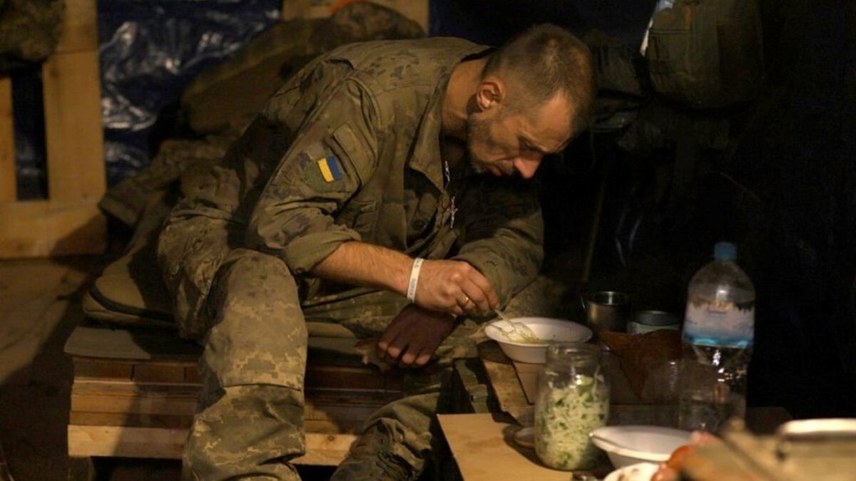 Ukrainoje kariai valgo maistą / Youtube.com