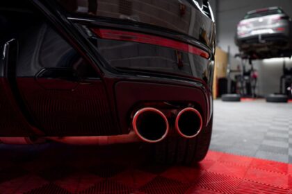 Automobilis su vidaus degimo varikliu