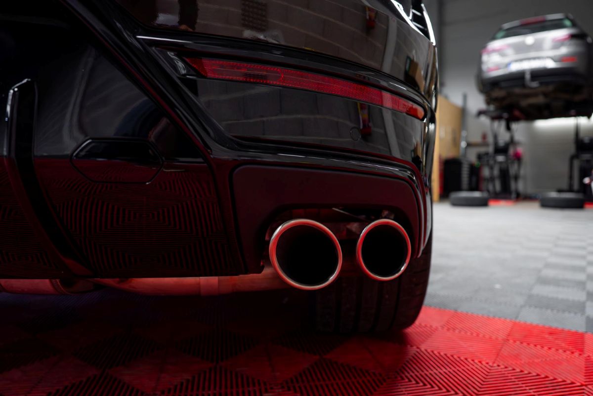 Automobilis su vidaus degimo varikliu