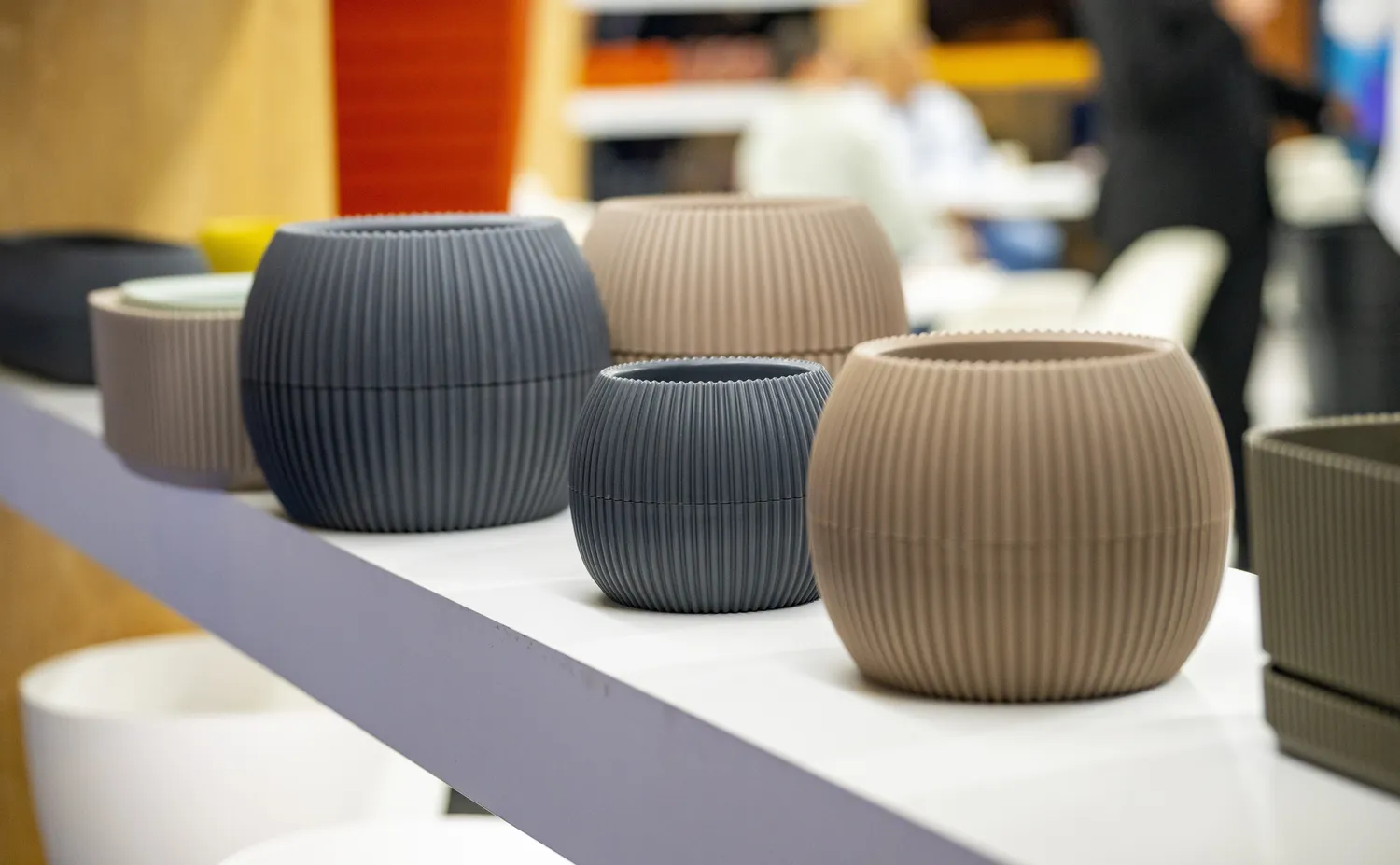 Plastikiniai gėlių vazonai