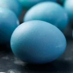 Nudažykite kiaušinius mėlynai