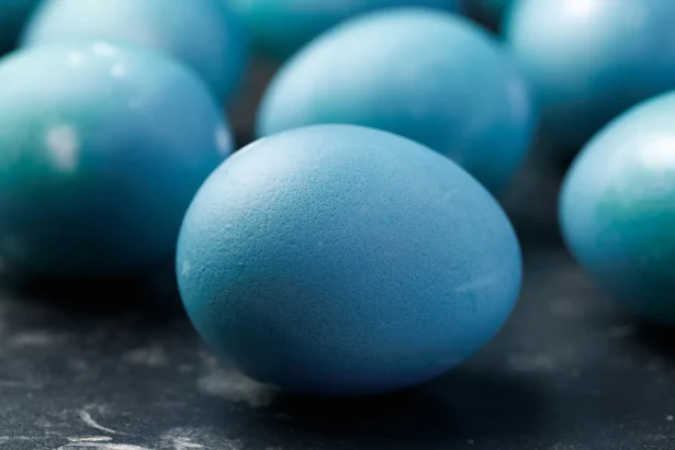 Nudažykite kiaušinius mėlynai