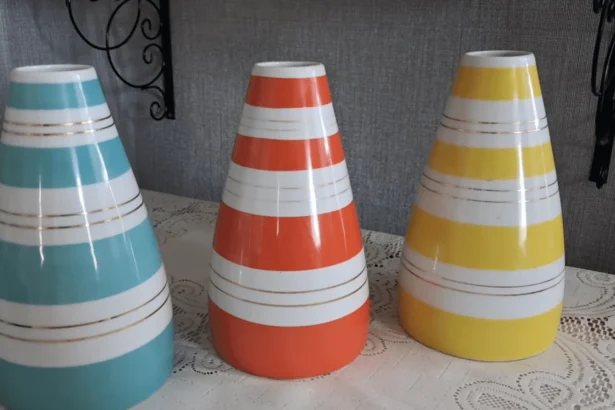 Senoviškos spalvotos vazos