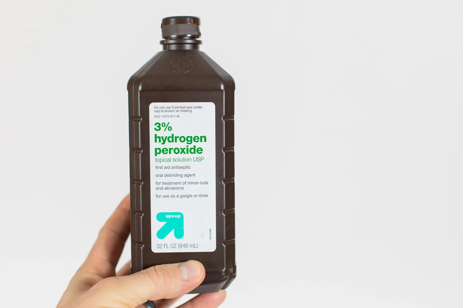 8 neakivaizdūs vandenilio peroksido panaudojimo būdai / ZikG / Shutterstock.com