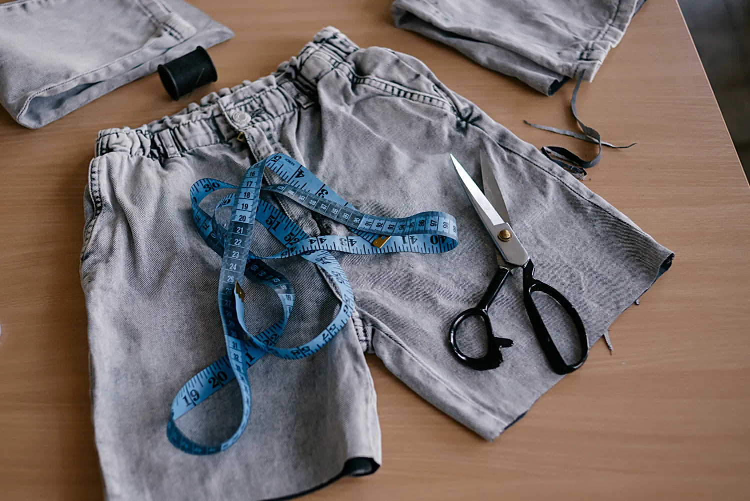 Kur dėti atraižas nuo audinių