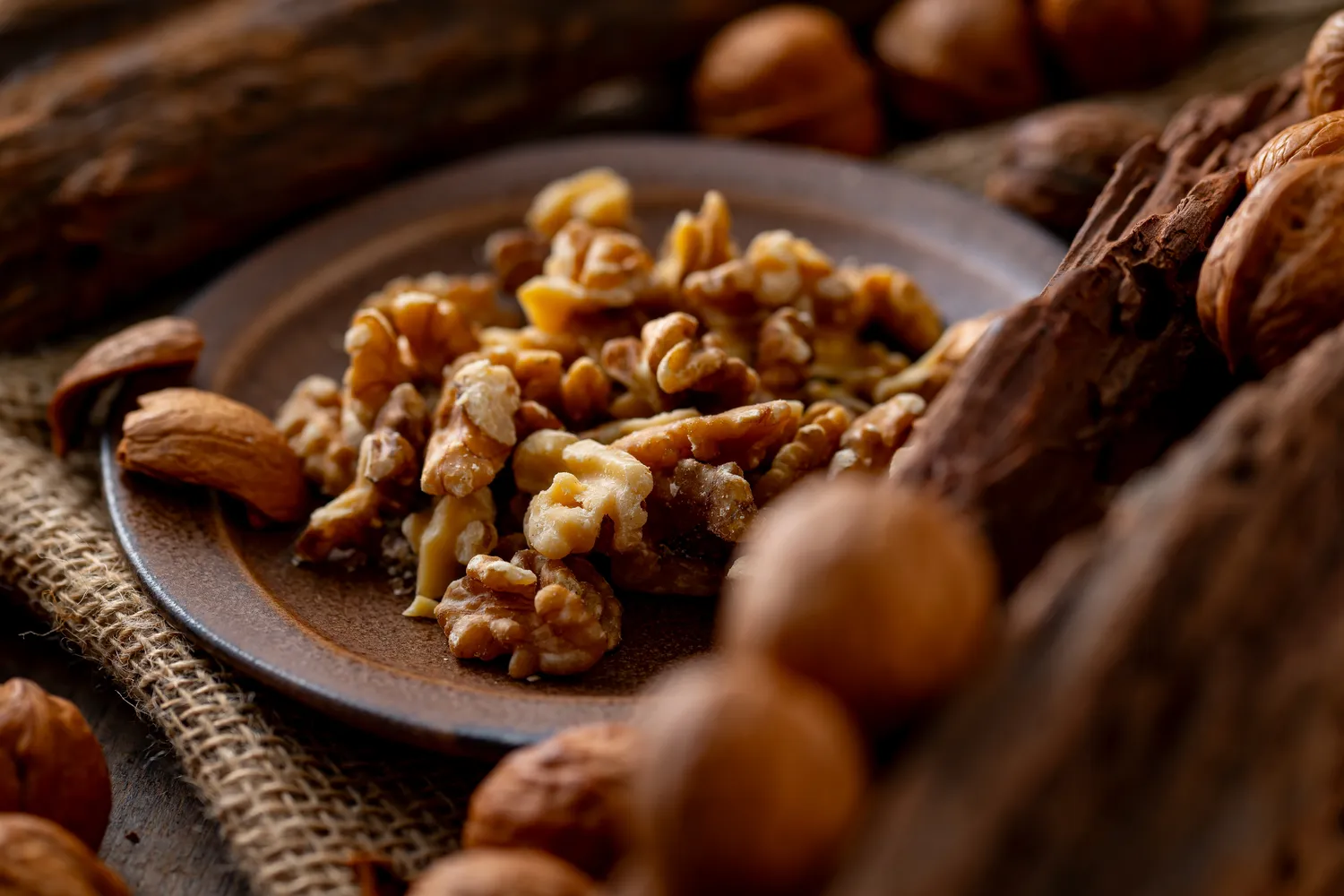 Graikinių riešutų valgymas vėlai vakare