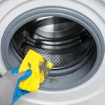 Skalbimo mašinos kvapas beveik visada turi paprastą priežastį — biofilmas