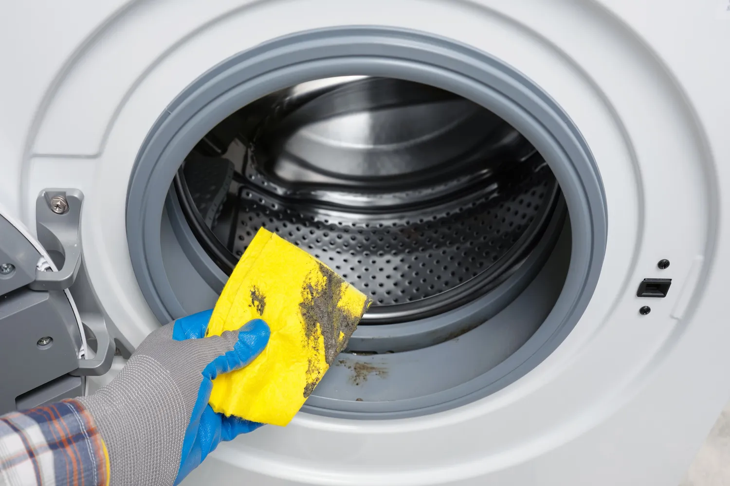 Skalbimo mašinos kvapas beveik visada turi paprastą priežastį — biofilmas