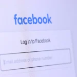 Prisijungimas prie Facebook / Fanta Media / Shutterstock.com