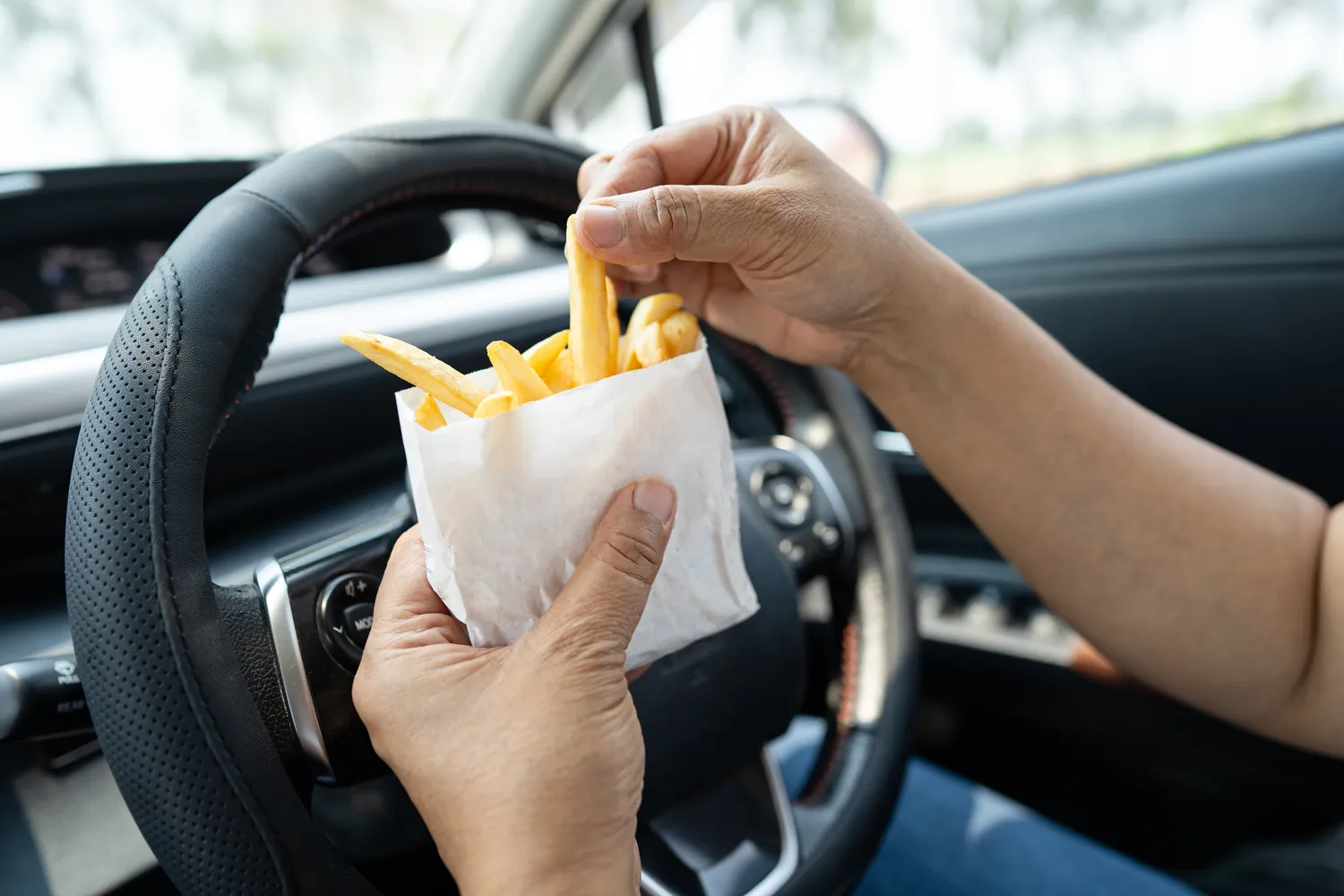 Maisto valgymas automobilyje