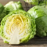 Draugiškų augalų sodinimas šalia kopūstų – tai natūralus būdas apsaugoti daržoves nuo kenkėjų ir ligų