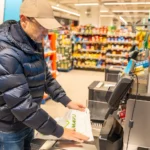 Plastikiniai maišeliai prie kasos