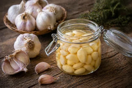 Išmirkytas česnakas / OpenAI nuotr.