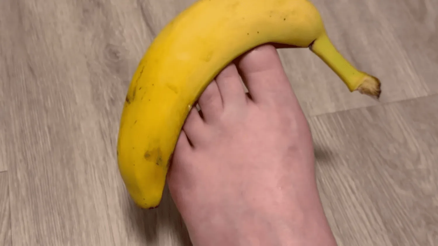 Ekspertai dalijasi paprastais pėdų priežiūros patarimais, kaip naudoti bananų žieveles