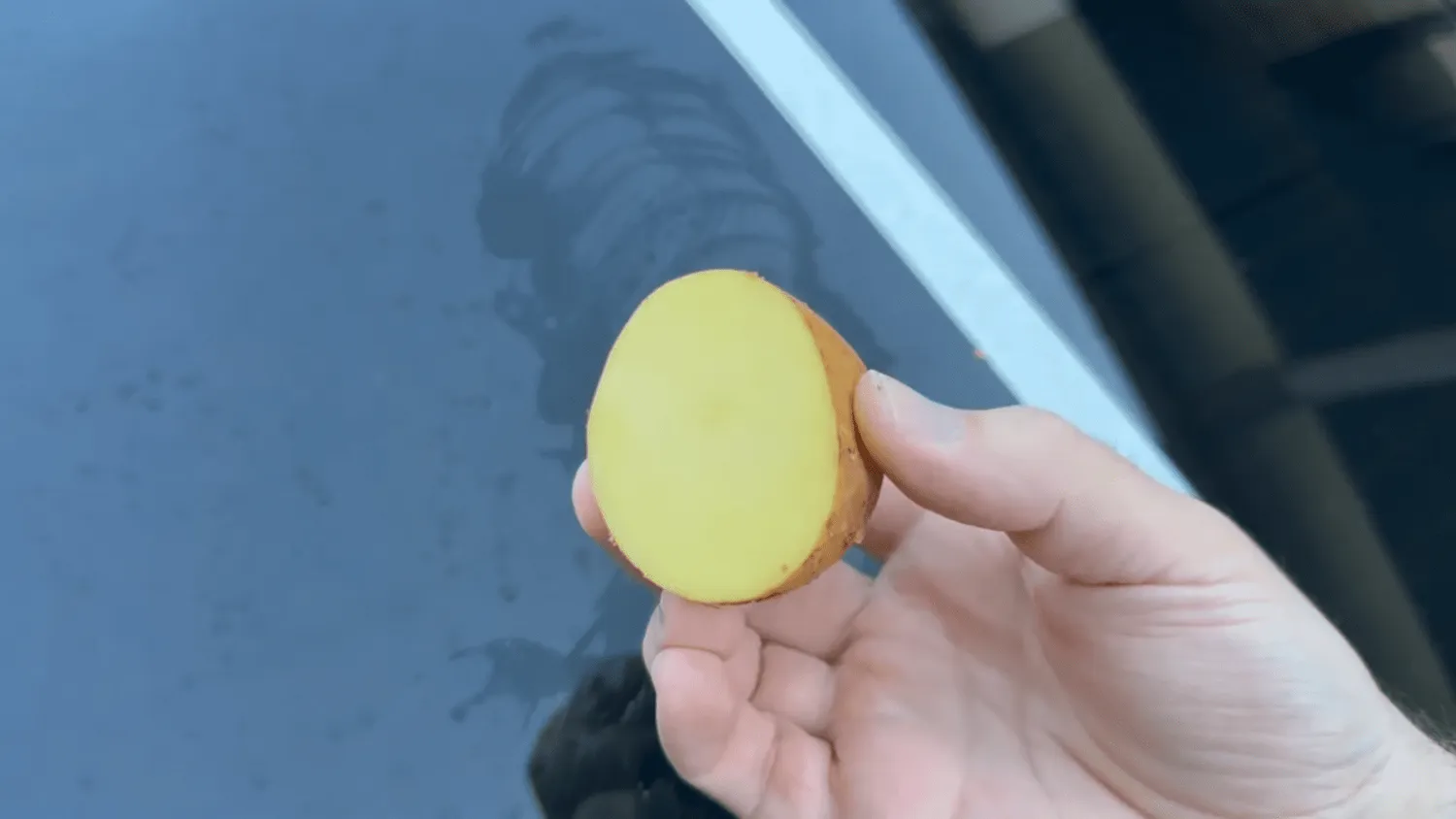 Ekspertai paaiškino, kodėl reikėtų bulvę įtrinti į automobilio langą