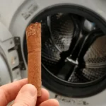 Įmečiau 2 cinamono lazdeles į seną kojinę