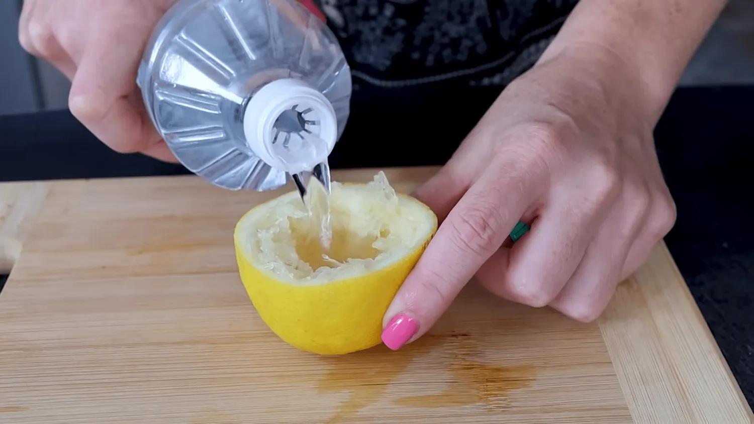 Įpyliau acto į pusę citrinos