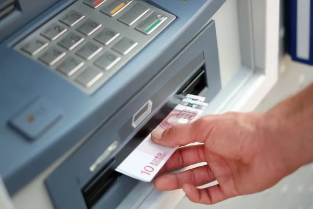 Kada geriau neišsimti pinigų iš bankomato