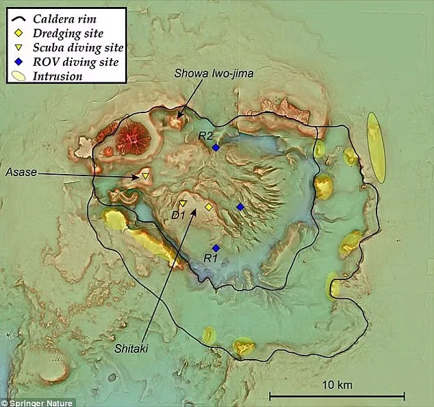 Kikai kalderos reljefo žemėlapis. Vidinis ir išorinis kalderos pakraščiai pavaizduoti ištisinėmis linijomis. Šiame paveikslėlyje parodytas magmos (geltona) judėjimas palei kalderos pakraštį. Parodytos dugno valymo (geltonas rombas), nardymo nuotoliniu būdu valdomomis transporto priemonėmis (mėlyni rombai) ir nardymo su akvalangu (geltoni trikampiai) vietos.