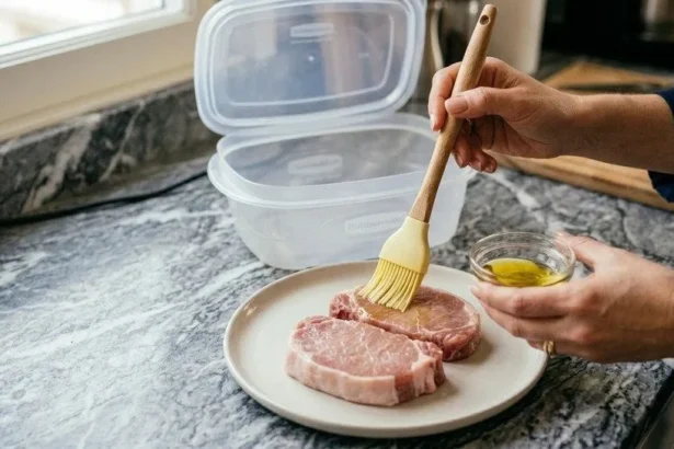 Mėsos patepimas alyvuogiu aliejumi