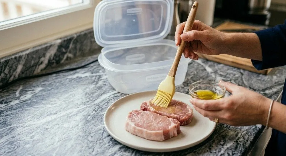 Mėsos patepimas alyvuogiu aliejumi