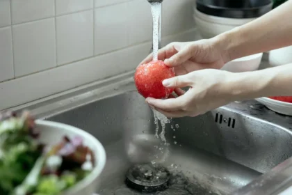 Obuolių plovimas po vandeniu
