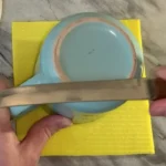 Pagaląskite peilį į puodelio dugną