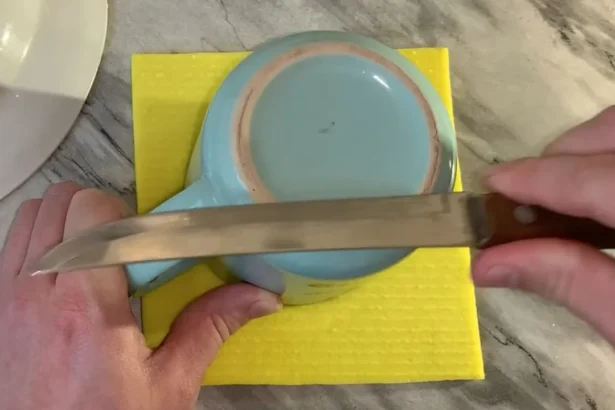 Pagaląskite peilį į puodelio dugną