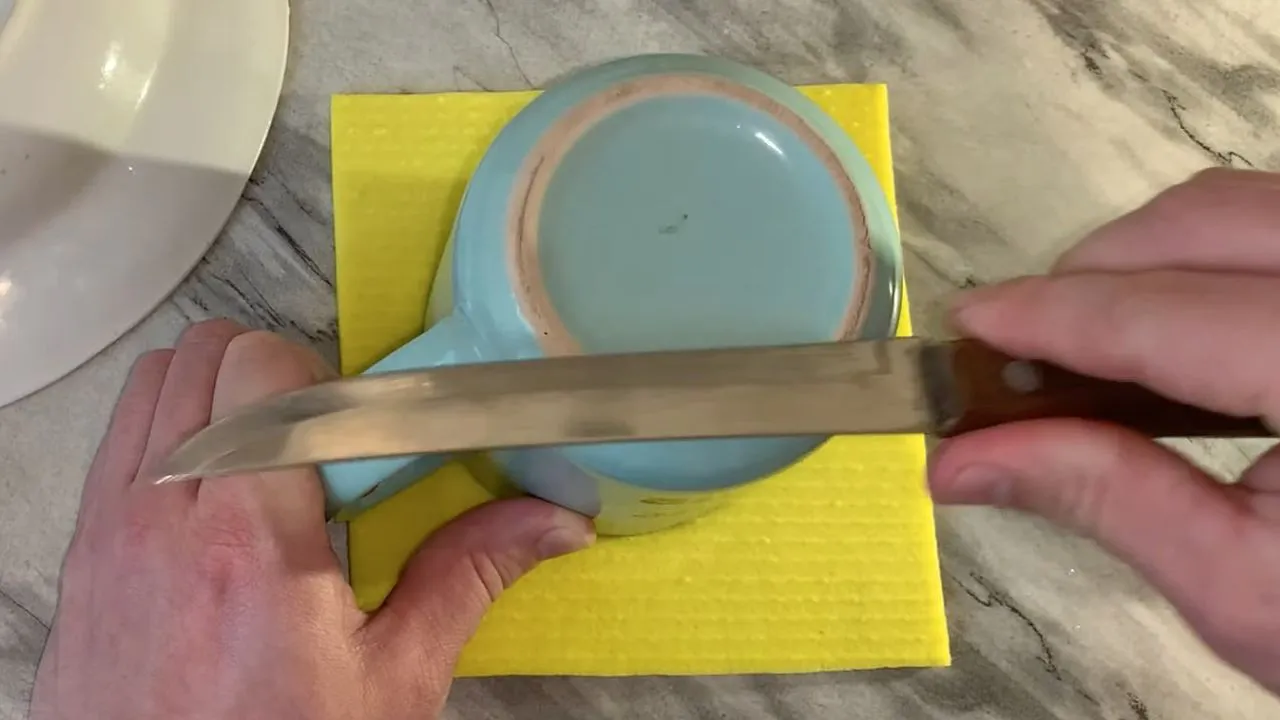 Pagaląskite peilį į puodelio dugną