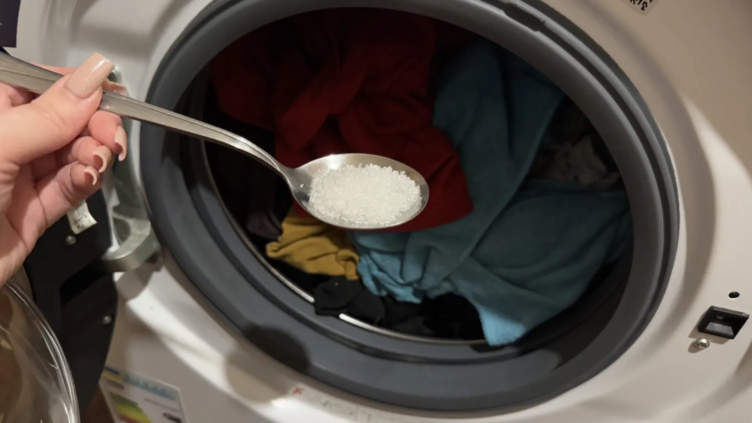 Prieš skalbimą į būgną visada įpilu 1 šaukštą citrinos rūgšties