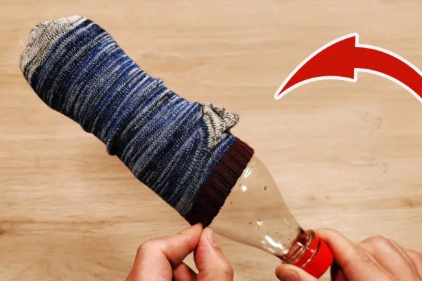 Užmaukite kojinę ant „Coca Cola“ butelio