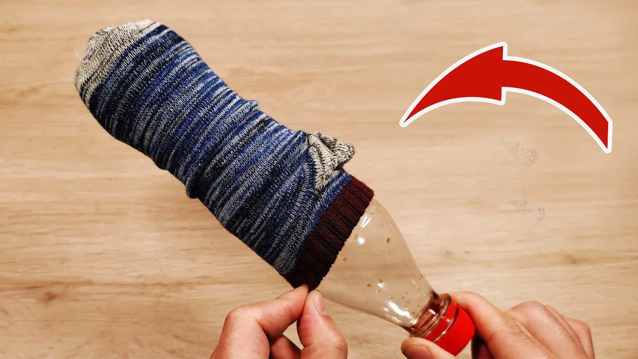 Užmaukite kojinę ant „Coca Cola“ butelio