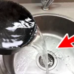 Verdantis vanduo pilamas į kriauklę