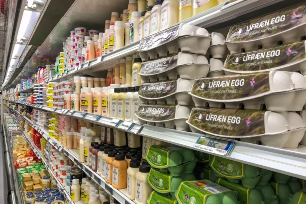 Kiaušiniai prekybos centre / Berna Namoglu / Shutterstock.com