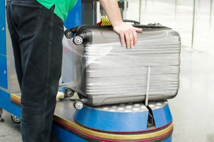 Oro uostuose gali nebelikti lagaminų vyniojimo plėvele