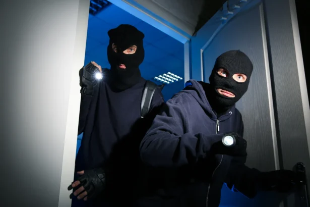 Keisti daiktai prie durų gali būti ne atsitiktinumas