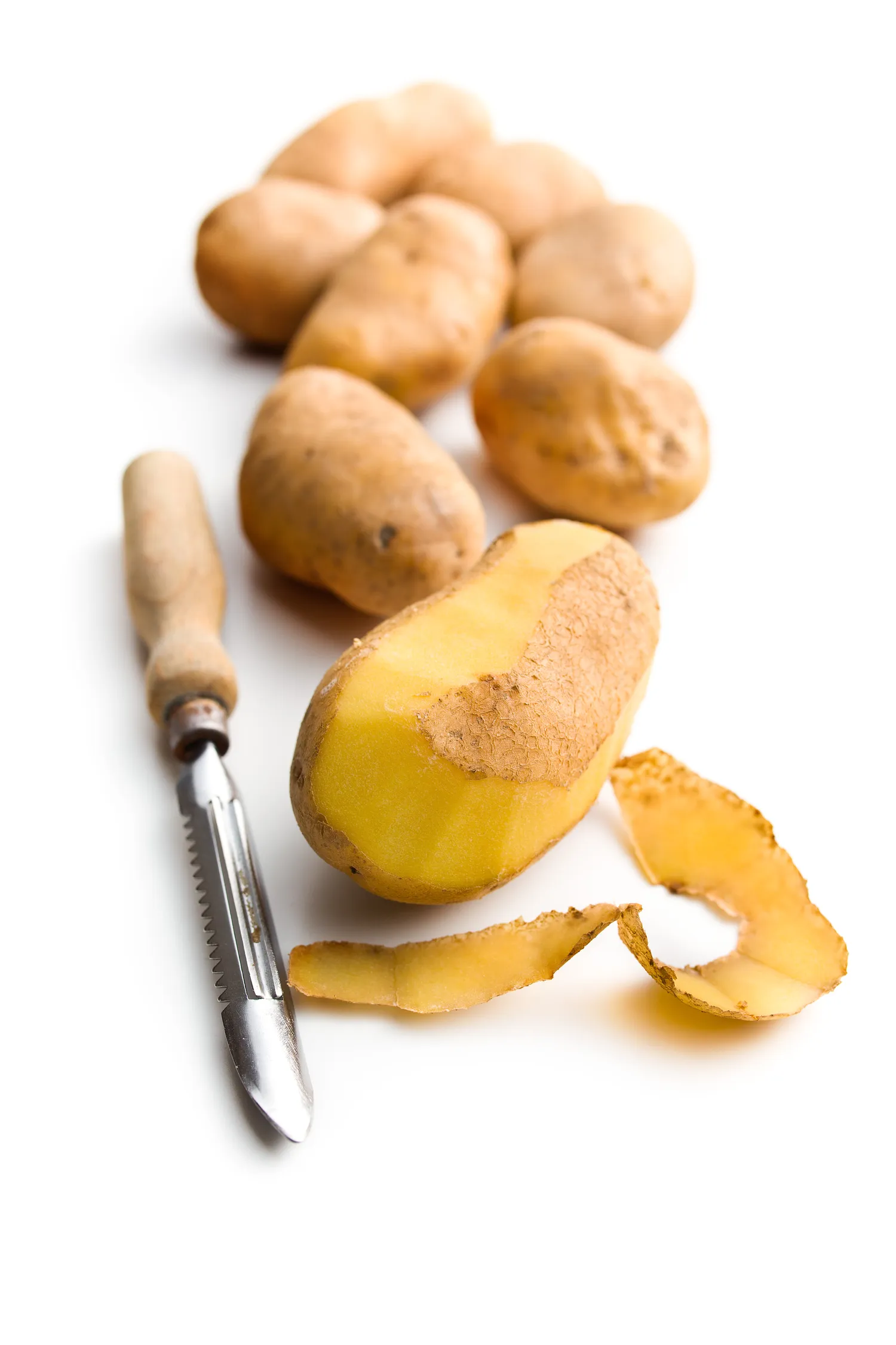 Bulvių lupenos yra lengvai prieinamos, nieko nekainuoja ir gali būti naudojamos kaip viena iš protingų sodo priežiūros detalių