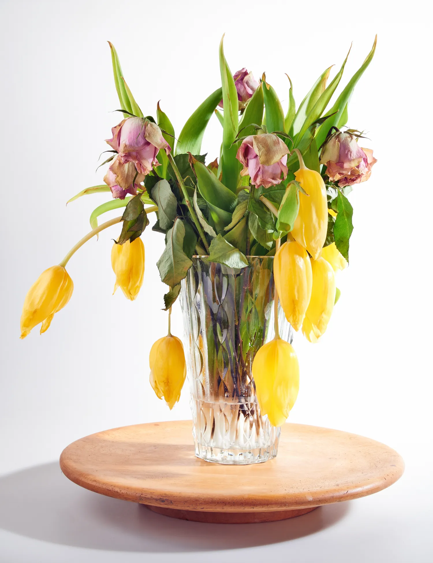 Jei puokštė stovi ant saulėtos palangės, šalia radiatoriaus ar kito šilumos šaltinio, gėlės vysta daug greičiau - perkėlus jas į vėsesnę vietą, procesas gali sulėtėti, o kai kuriais atvejais žiedai net pastebimai atsigauna