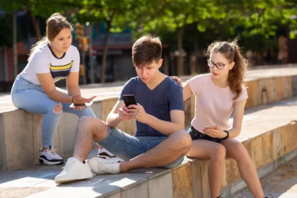 Nepilnamečiai socialiniuose tinkluose