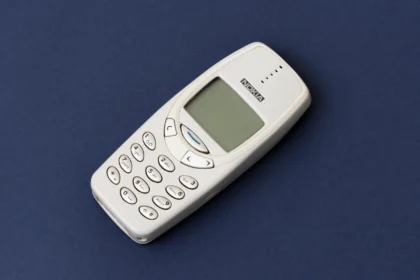 Nokia 3310 / gd_project / Shutterstock.com