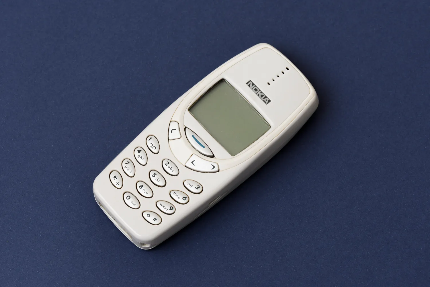 Nokia 3310 / gd_project / Shutterstock.com